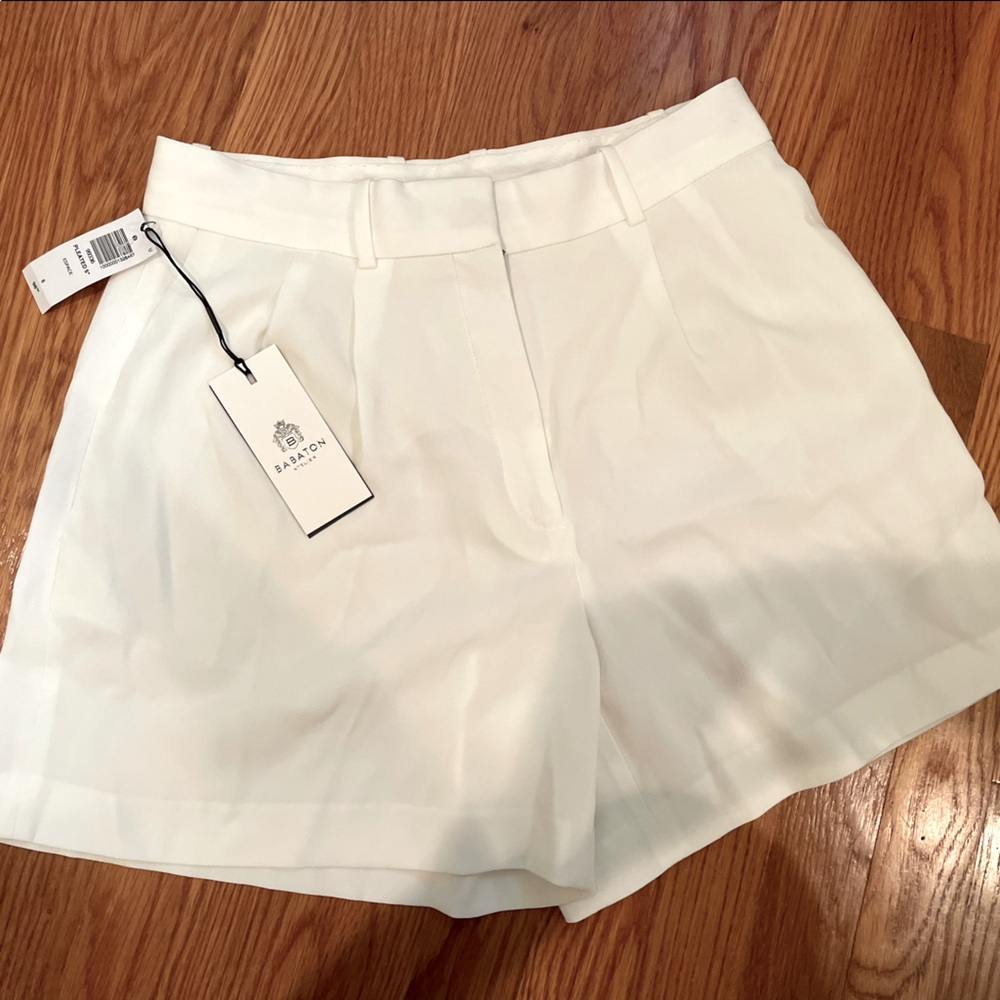 Aritzia white effortless shorts size 6